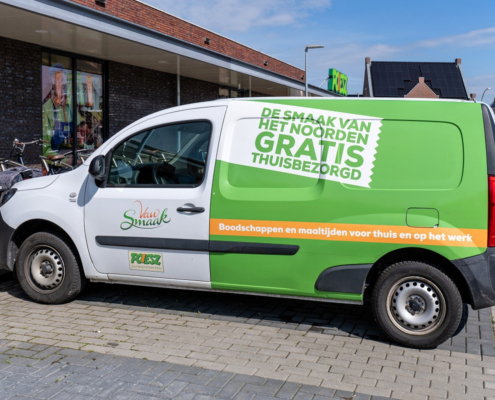 Bestelauto met opgeplakte zijruiten
