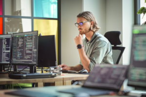 Opdrachtovereenkomst voor 16 uur per week sinds 2009 dienstbetrekking